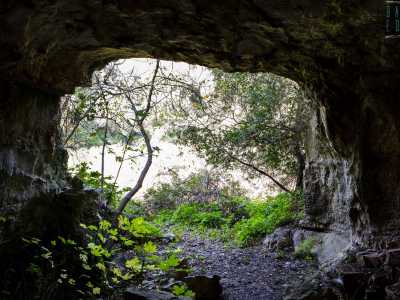 Ci introduciamo nella grotta che ha uno sviluppo di circa 125 metri suddivisi in tre canali